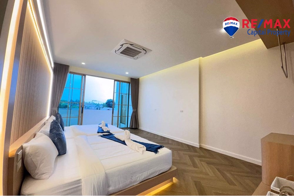 Mediterranean Luxury Pool Villa in Nong Prue - 5 Bedrooms  for sale