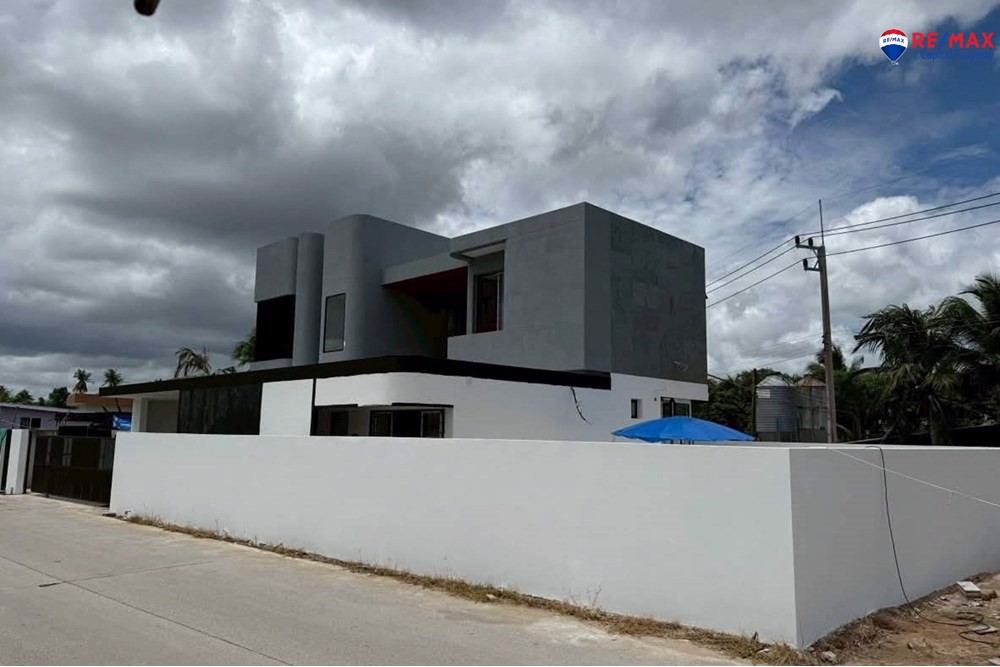 Kirinda Villa - Exclusive Luxury Pool Villas in Huayai for sale